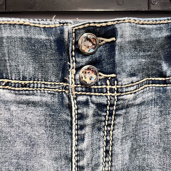 Apt 9 Bedazzled Capri. Size 16. - Picture 2 of 4